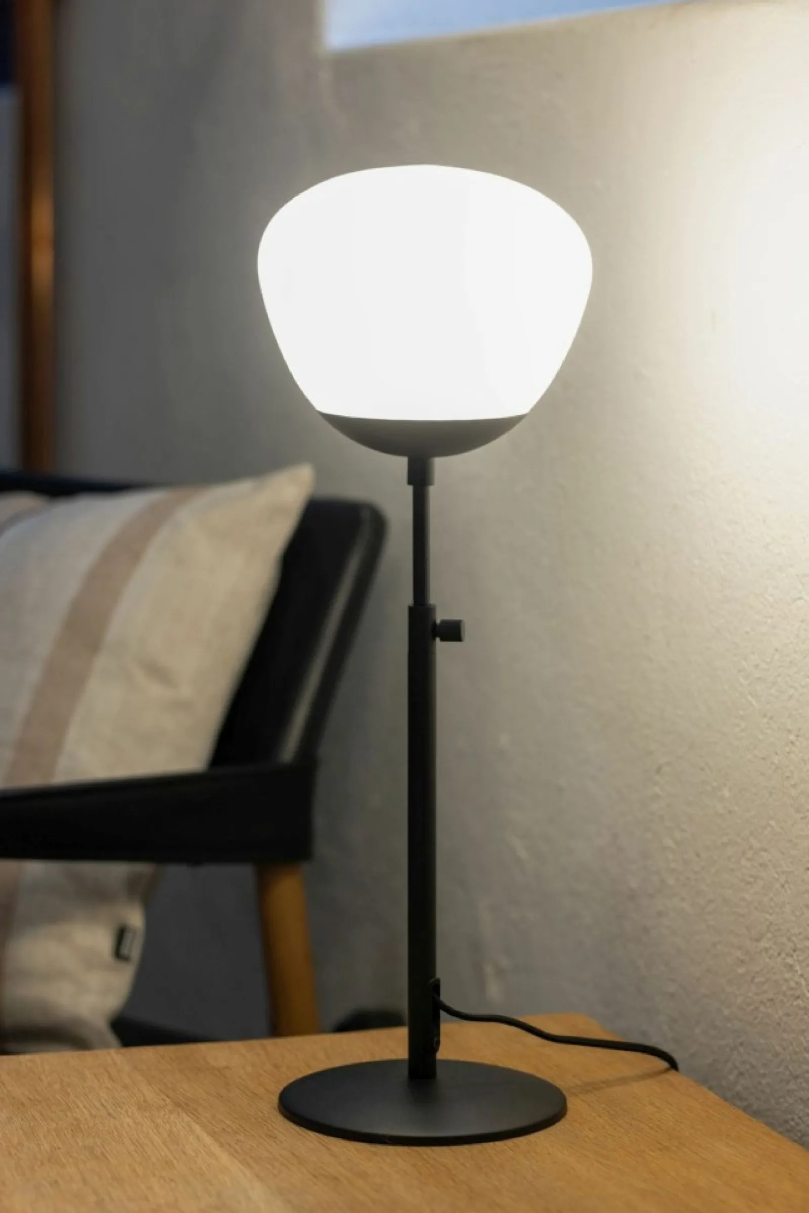 Sklep Kaja Czarna, prosta lampka nocna z mlecznym kloszem 108545 z serii RISE* Nowoczesne Lampki Stołowe