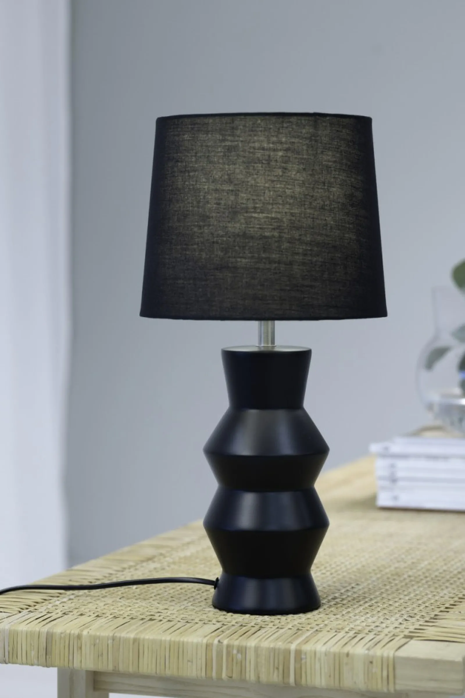 Sklep Kaja Designerka, czarna lampka stołowa do salonu 108447 z serii SIENNA* Nowoczesne Lampki Stołowe