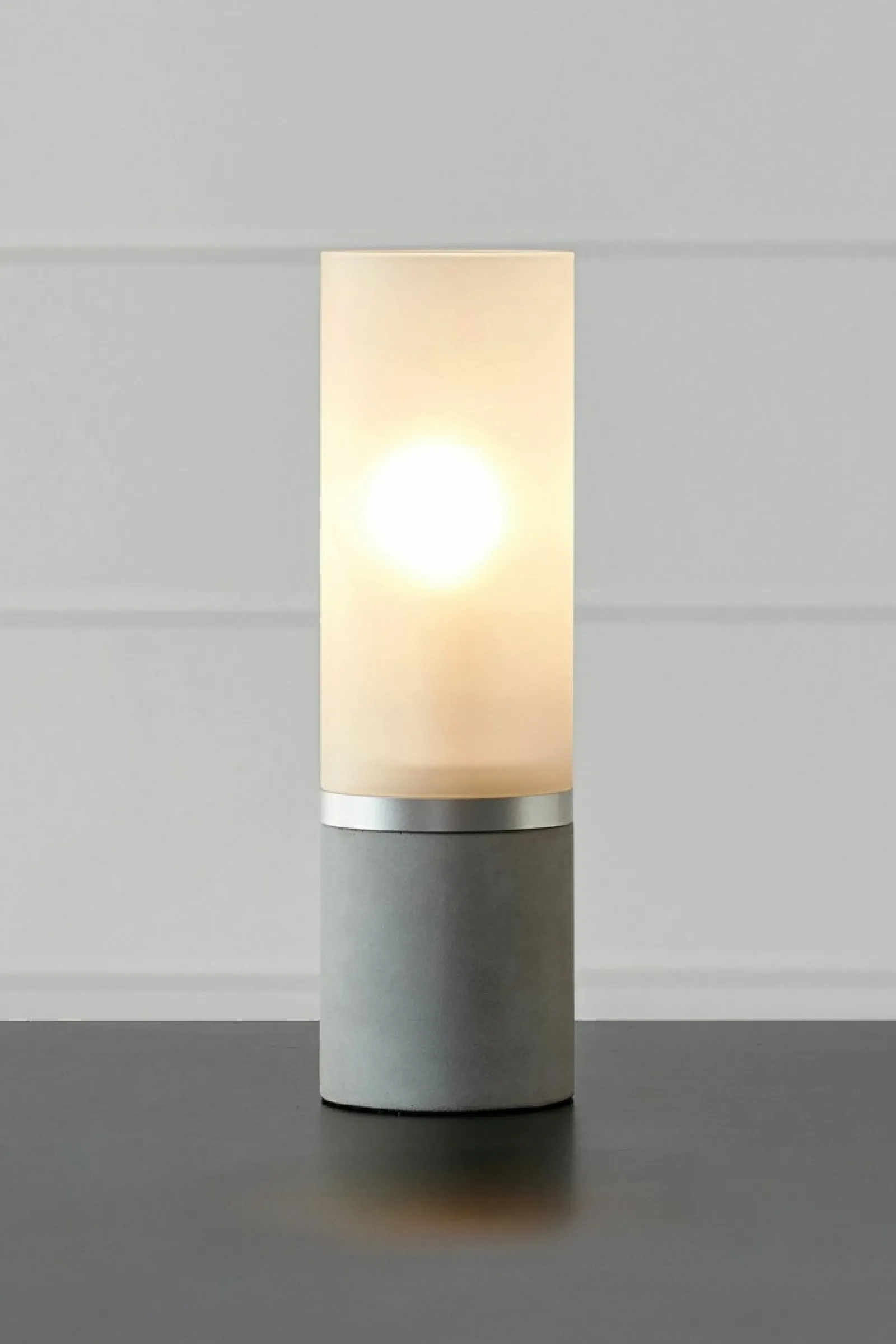 Sklep Kaja Designerska, betonowa lampka nocna typu tuba 108594 z serii MOLO* Nowoczesne Lampki Stołowe