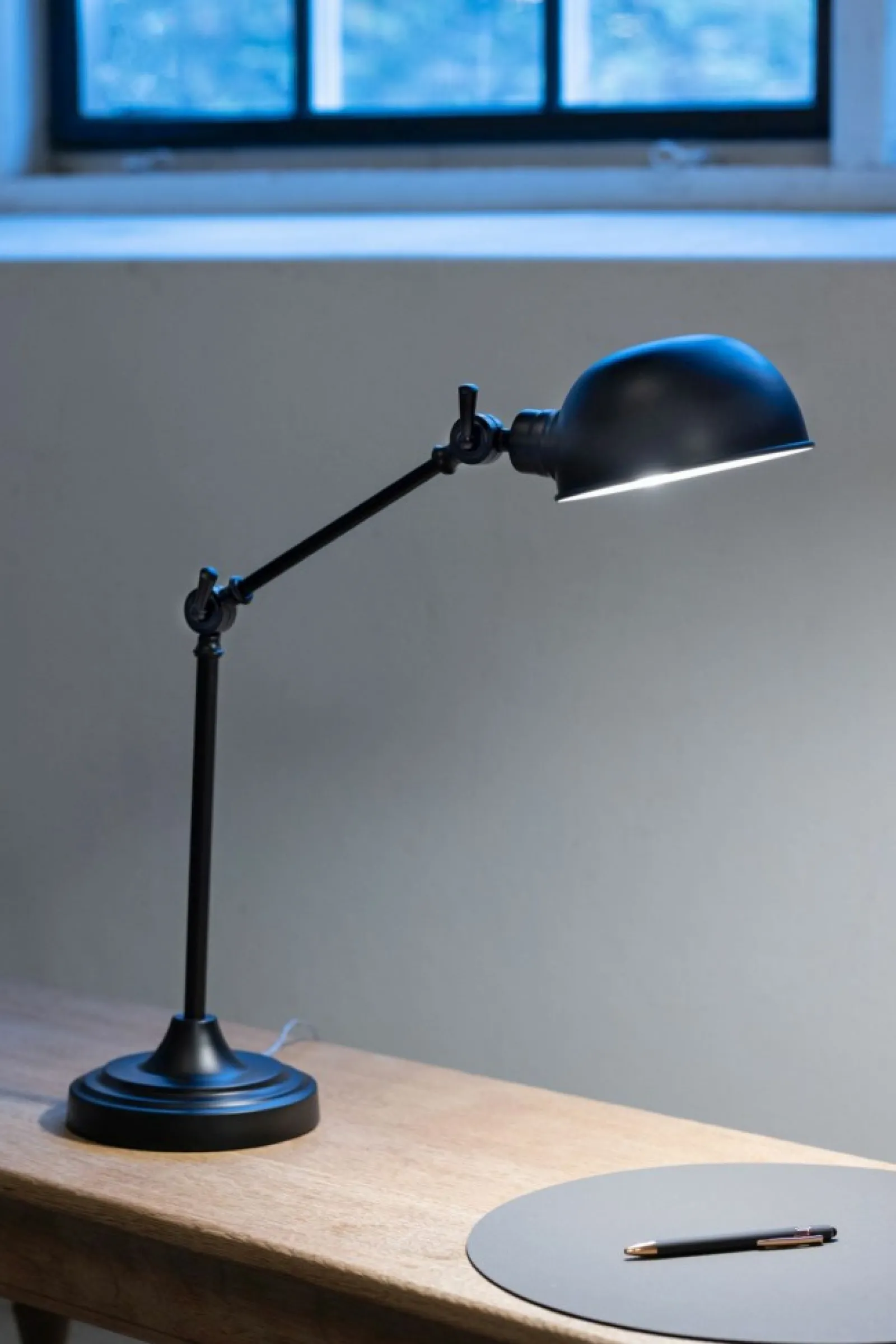 Sklep Kaja Designerska, czarna lampka do stylowego biura 108584 z serii PORTLAND* Lampki Biurkowe