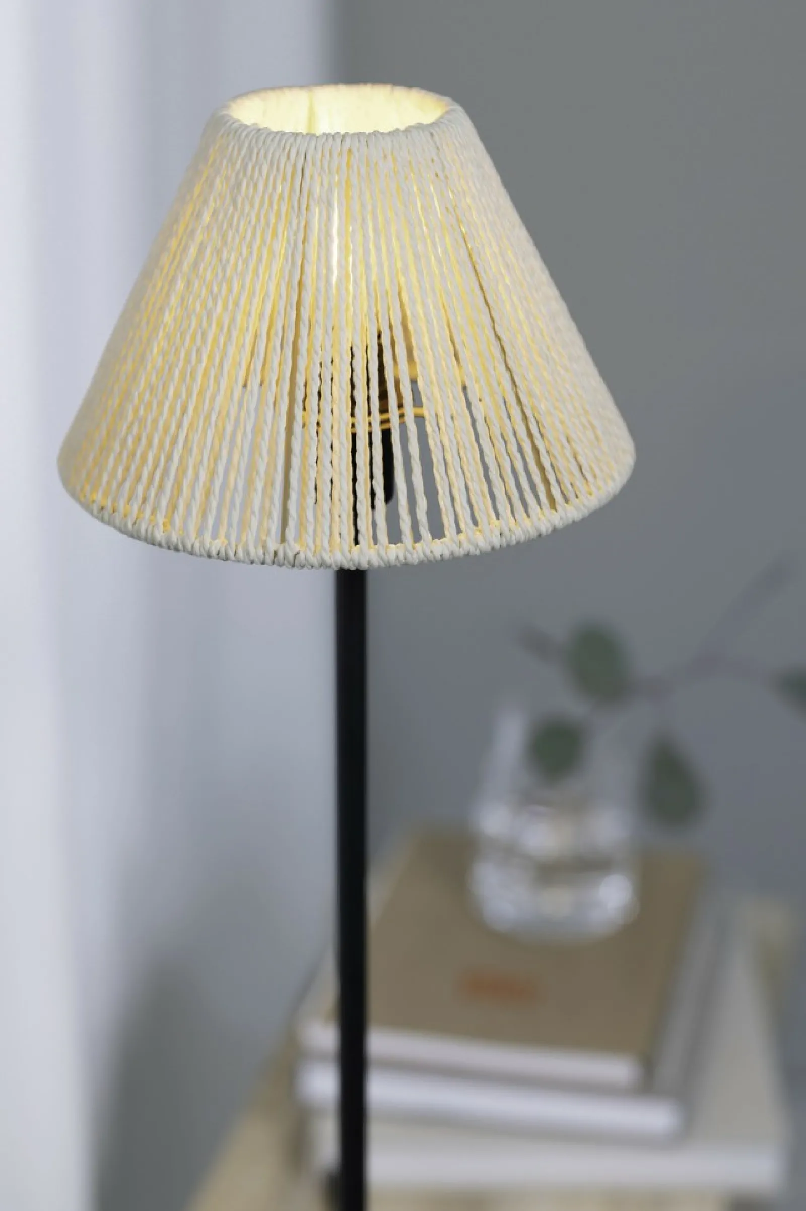 Sklep Kaja Lampa stojąca w stylu eco, z plecionym abażurem 108445 z serii CORDA* Lampy Podłogowe Z Abażurem