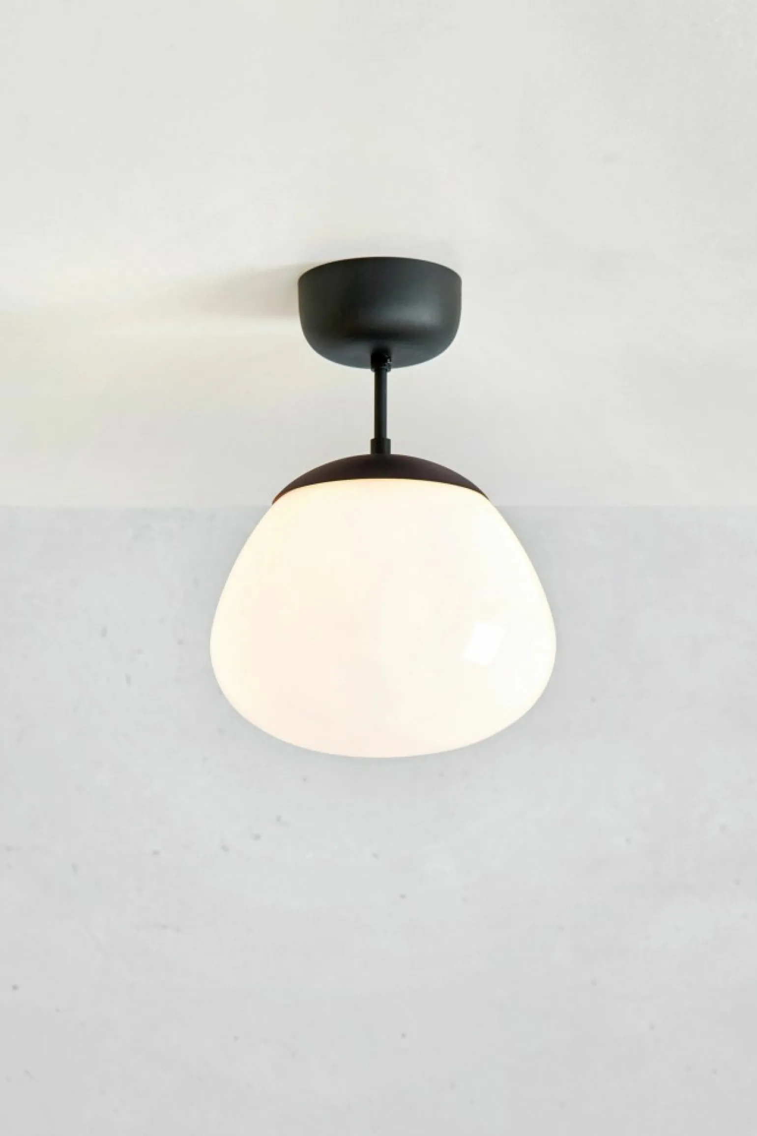 Clearance Lampa sufitowa z dużym, białym kloszem, do kuchni 108543 z serii RISE Żyrandole Nowoczesne