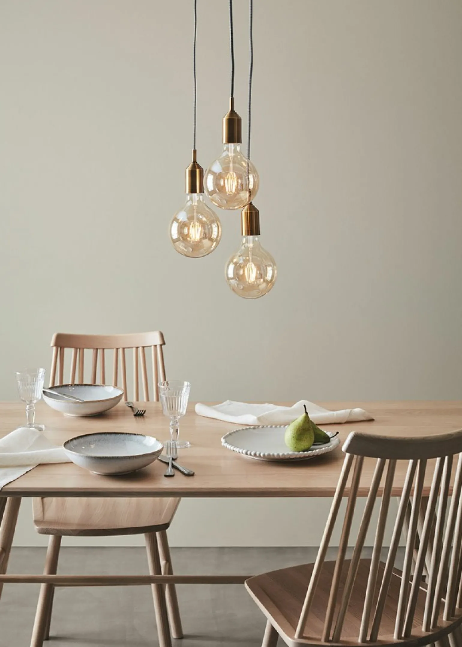 Outlet Lampa z wiszącymi żarówkami i złotą oprawą 108099 | Kaja Oświetlenie Żyrandole Nowoczesne