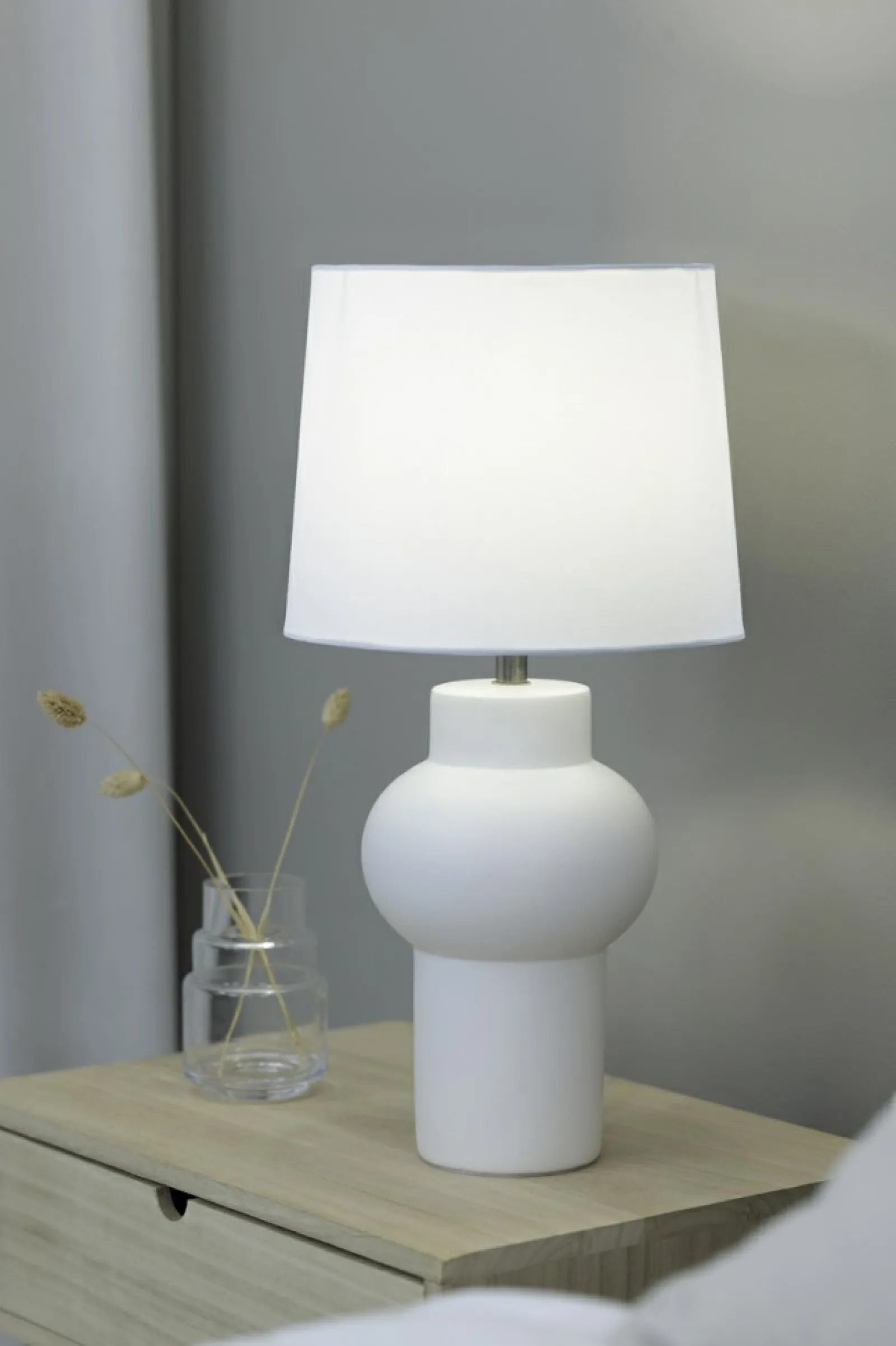 Sklep Kaja Ponadczasowa, biała lampka stołowa do salonu 108450 z serii SHAPE* Nowoczesne Lampki Stołowe